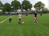 Laatste training S.K.N.W.K. JO9-1 van seizoen 2022-2023 (partijtje tegen de ouders) (59/178)